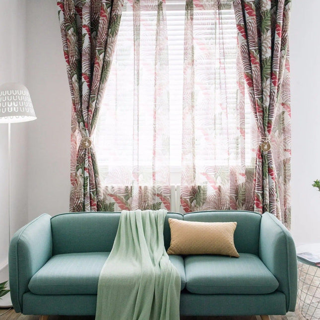 Lett gardin med fargerikt palmeblad mønster