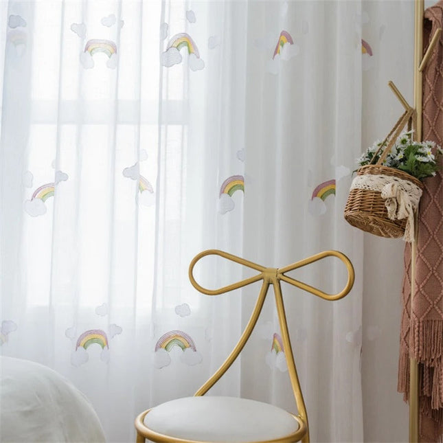 Tynn gardin med broderte regnbuer
