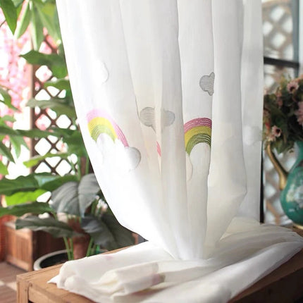 Tynn gardin med broderte regnbuer