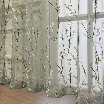Tynn gardin med brodert greinmønster