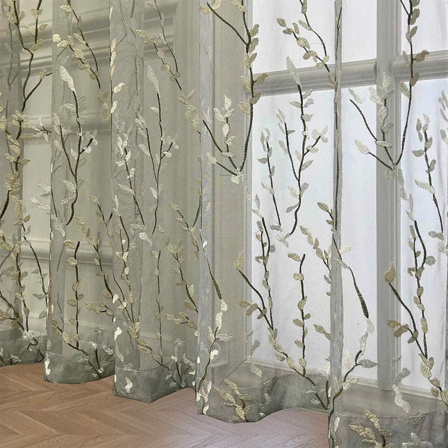 Tynn gardin med brodert greinmønster