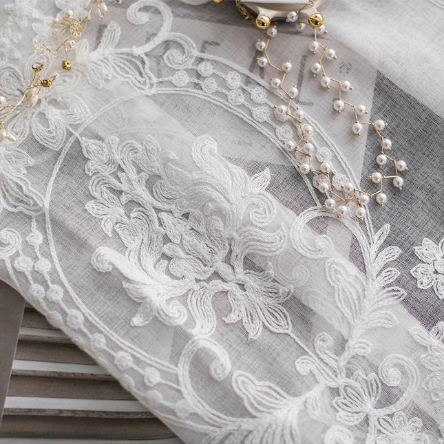 Tynn gardin med beige damaskmønster