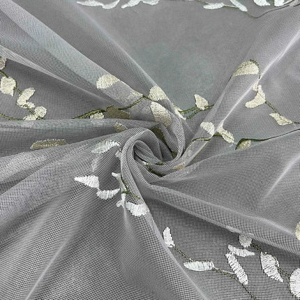 Tynn gardin med brodert greinmønster