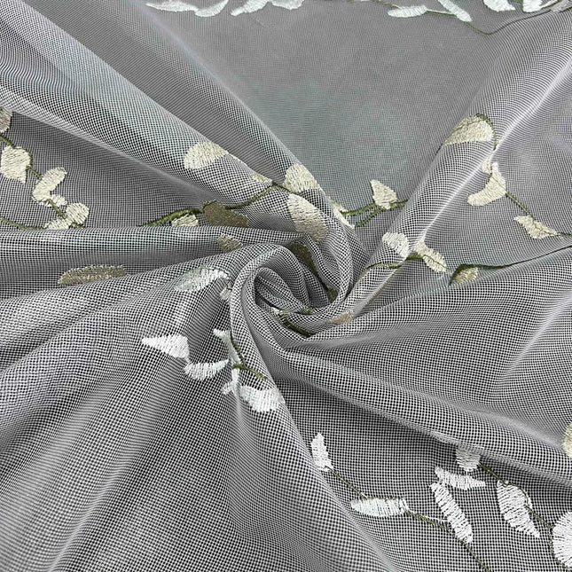 Tynn gardin med brodert greinmønster