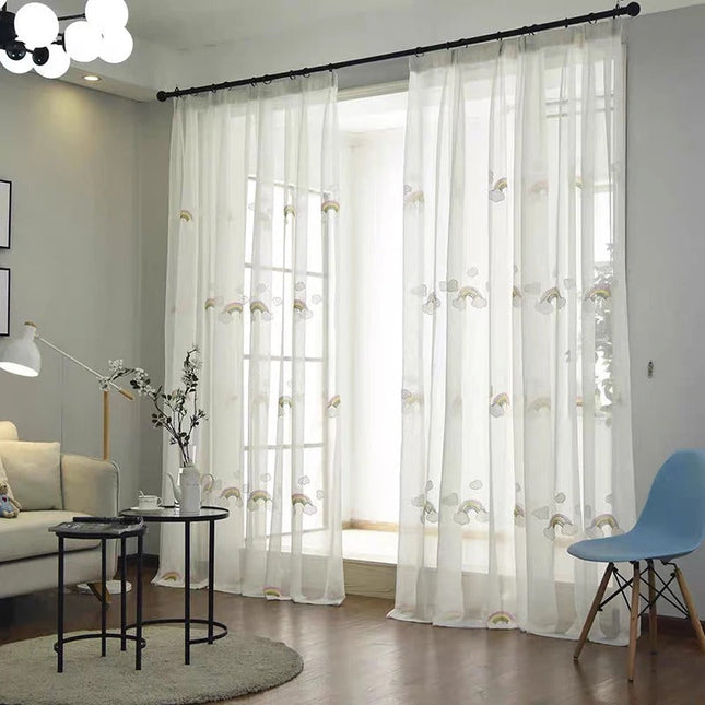 Tynn gardin med broderte regnbuer