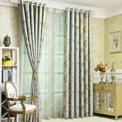 Lystett gardin med vintage blomstermønster