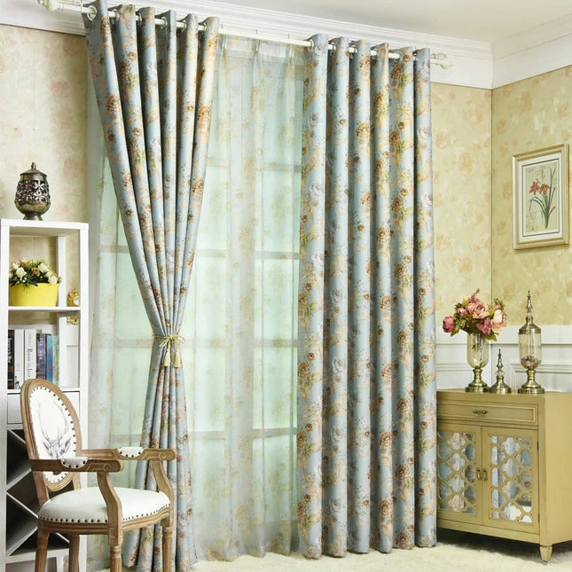 Lystett gardin med vintage blomstermønster