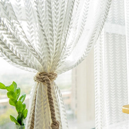 Hvit tynn gardin med fiskebensmønster