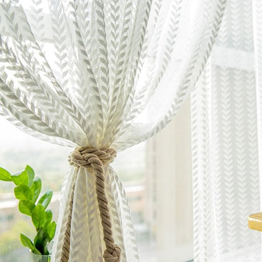 Hvit tynn gardin med fiskebensmønster