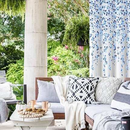 Utendørs gardin med blått blomstermotiv