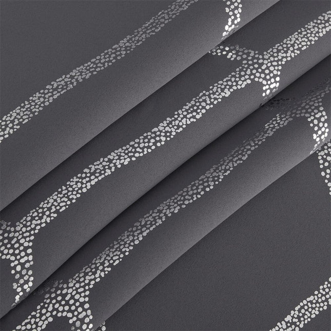 Lystett gardin med geometrisk sølvmønster