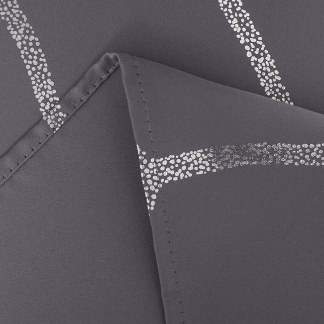 Lystett gardin med geometrisk sølvmønster