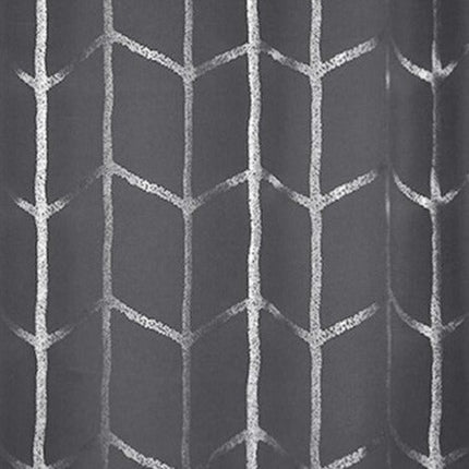 Lystett gardin med geometrisk sølvmønster