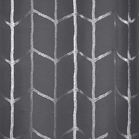 Lystett gardin med geometrisk sølvmønster