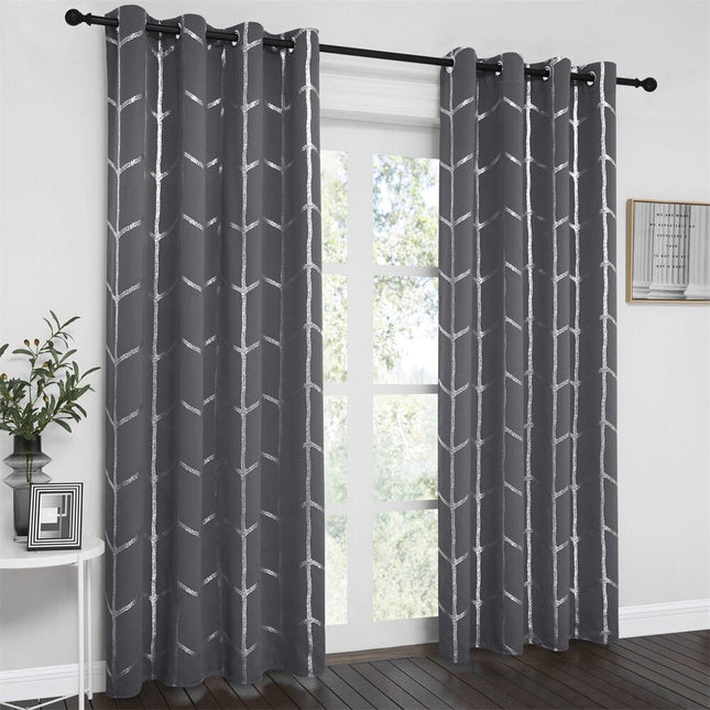 Lystett gardin med geometrisk sølvmønster