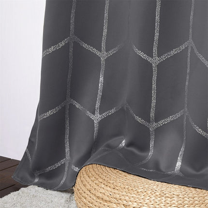 Lystett gardin med geometrisk sølvmønster