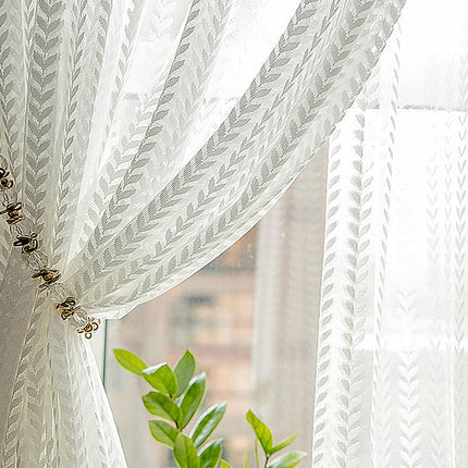 Hvit tynn gardin med fiskebensmønster