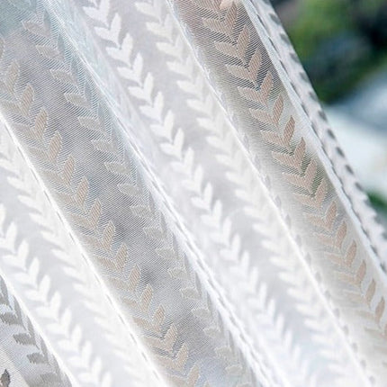 Hvit tynn gardin med fiskebensmønster