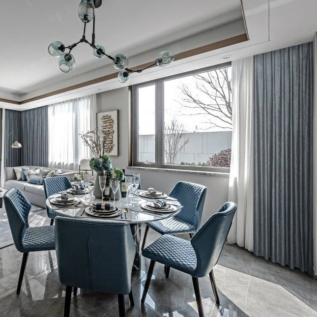 Lystett gardin med elegant paisleymønster