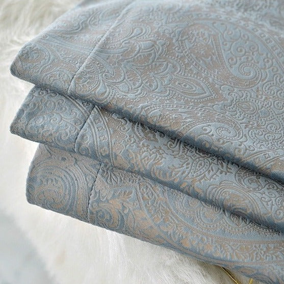 Lystett gardin med elegant paisleymønster