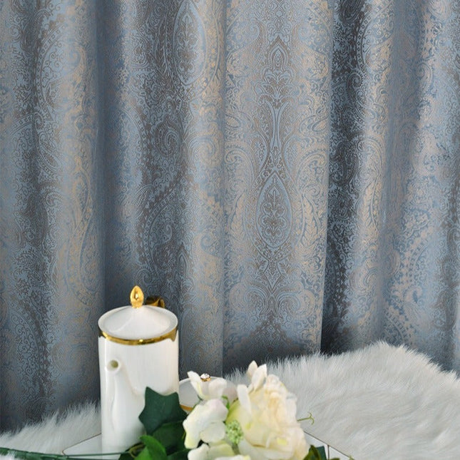 Lystett gardin med elegant paisleymønster
