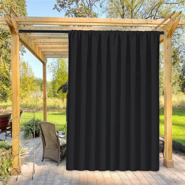 Svart vanntett utegardin for uteplass