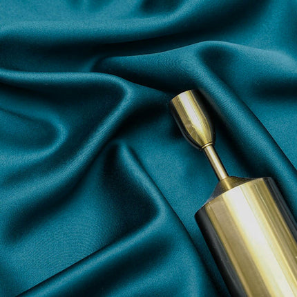 Mørkeblå lystett gardin med gullblomster