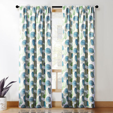 Lystett gardin med grønt bladmønster