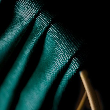 Sjøgrønn lystett gardin med prikkemønster