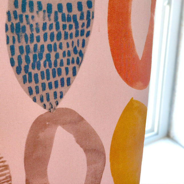 Fargerik gardin med moderne retro-mønster