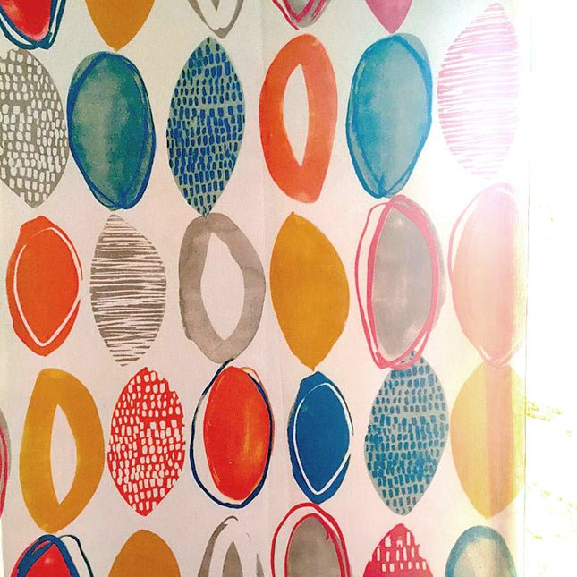 Fargerik gardin med moderne retro-mønster