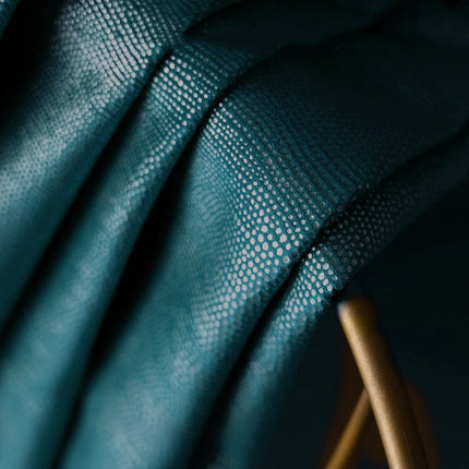 Lystett perforert gardin i petroleumsblå