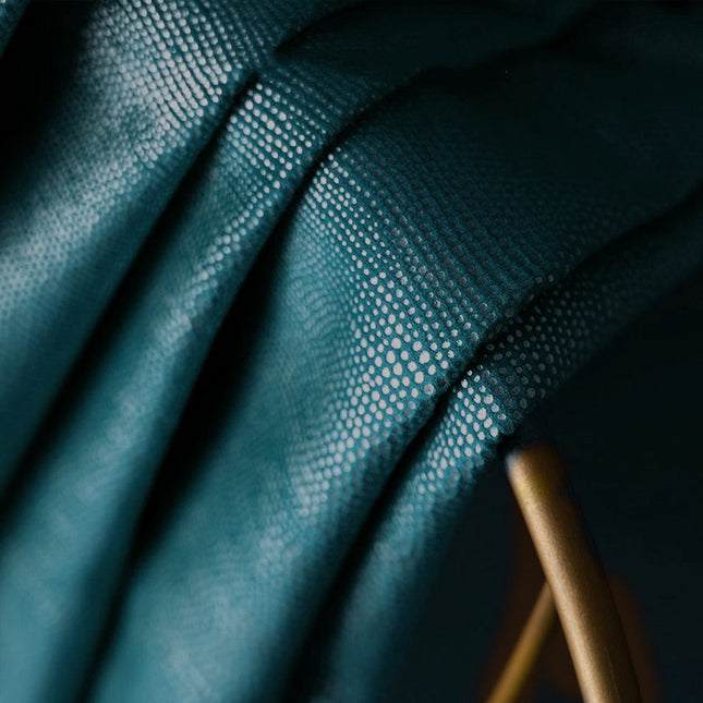 Lystett perforert gardin i petroleumsblå