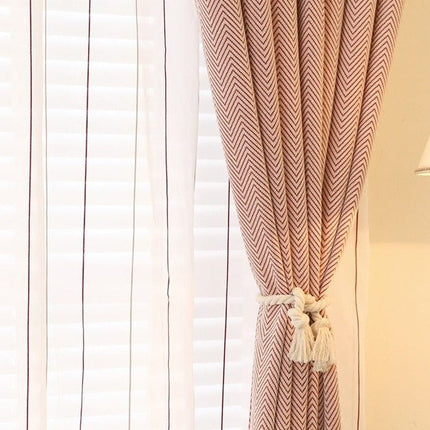 Rød gardin med klassisk sikksakkmønster