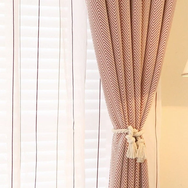 Rød gardin med klassisk sikksakkmønster