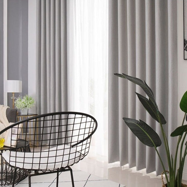 Grå gardin med strukturert vev