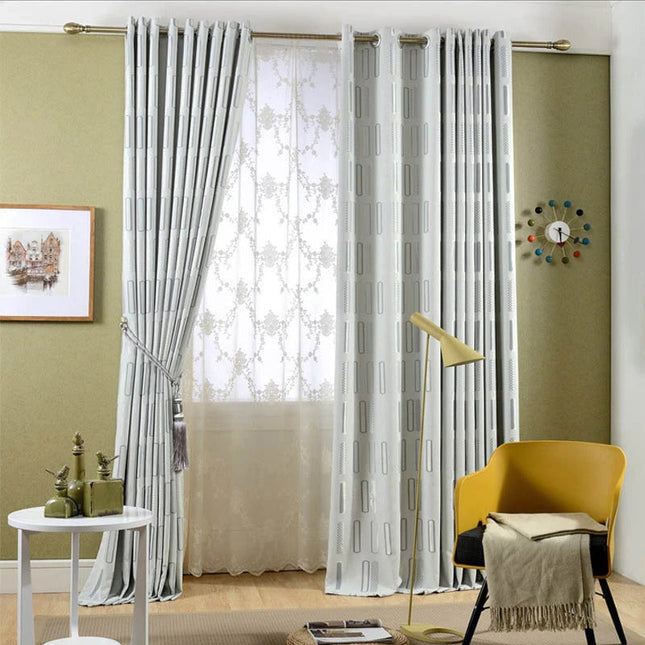 Grå lystett gardin med geometrisk mønster