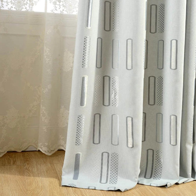 Grå lystett gardin med geometrisk mønster