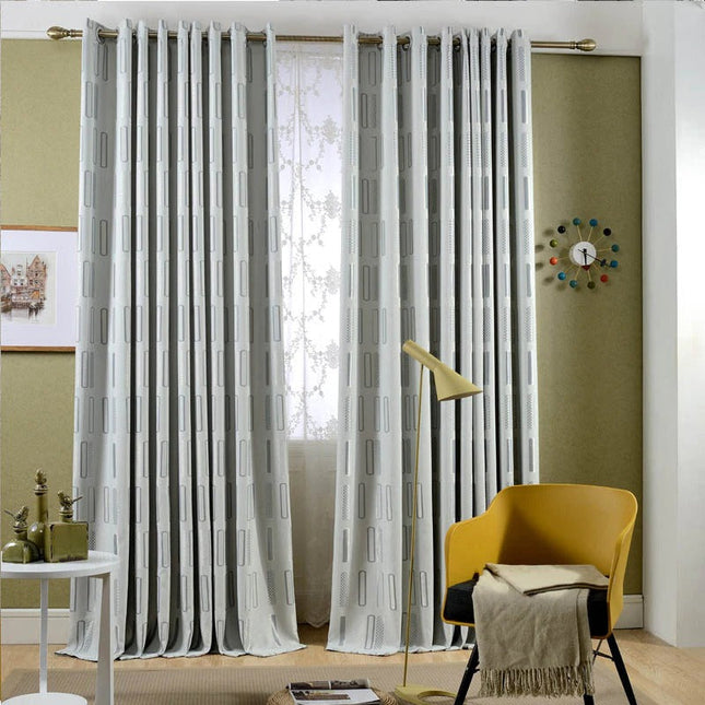 Grå lystett gardin med geometrisk mønster