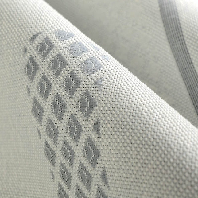 Grå lystett gardin med geometrisk mønster