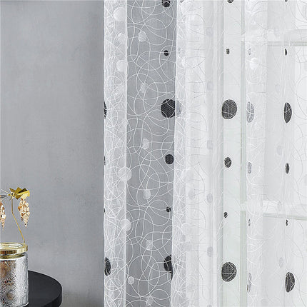 Hvit tynn gardin med mørkt prikkemønster