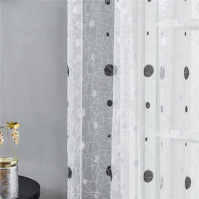 Hvit tynn gardin med mørkt prikkemønster