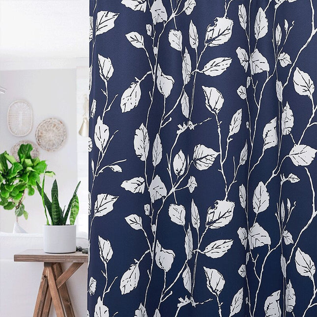 Mørk utendørs gardin med bladmønster