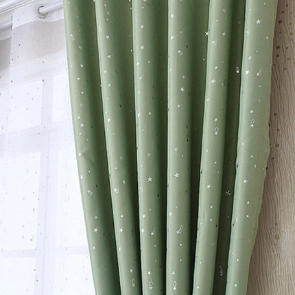Grønn lystett gardin med stjernemotiv