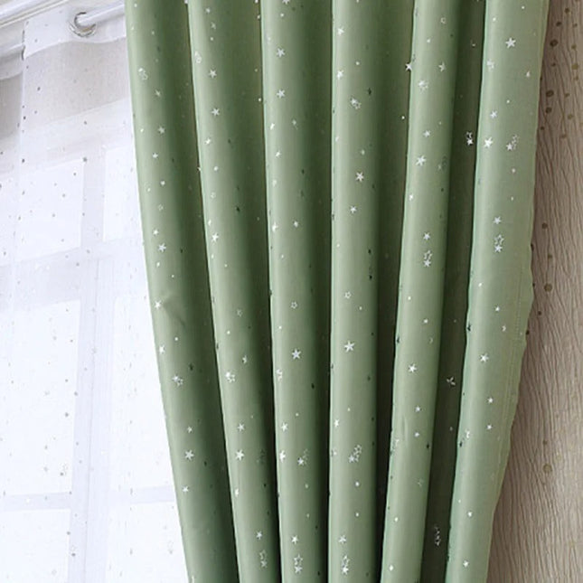 Grønn lystett gardin med stjernemotiv